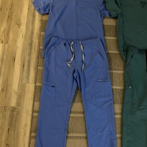 FIGS- Surgical Scrubs Mens Medium Set (Ceil Blue)